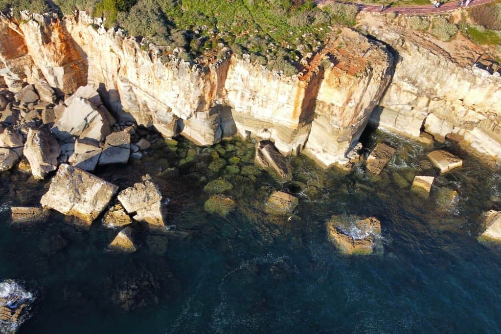 Cascais has jaw-dropping cliffs that are worth visiting.