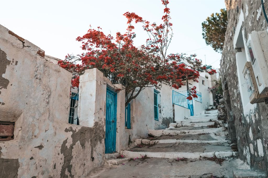 Walking around Plaka is a great free activitiy in Milos